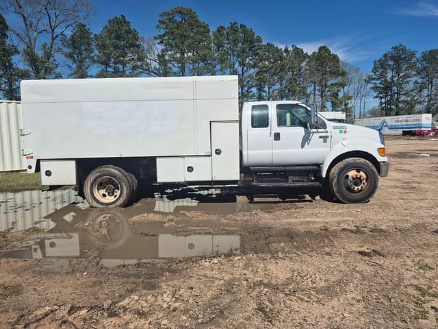 Image of Ford F-750 equipment image 3