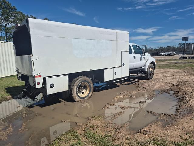 Image of Ford F-750 equipment image 4