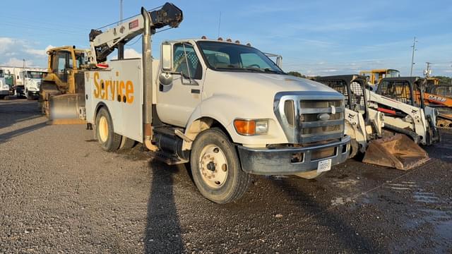 Image of Ford F-750 equipment image 2