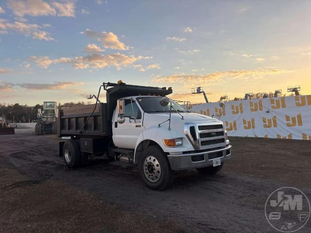 Image of Ford F-750 equipment image 2