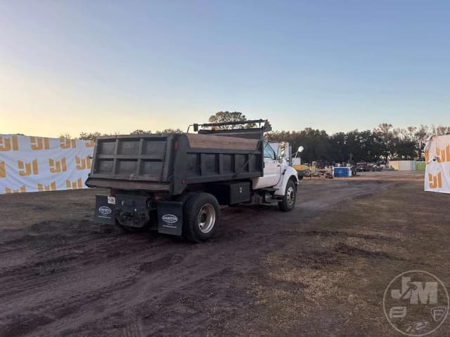 Image of Ford F-750 equipment image 4
