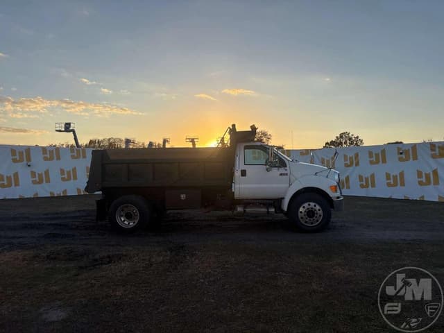 Image of Ford F-750 equipment image 3