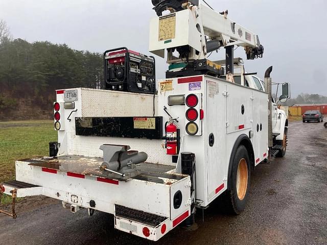 Image of Ford F-750 equipment image 4