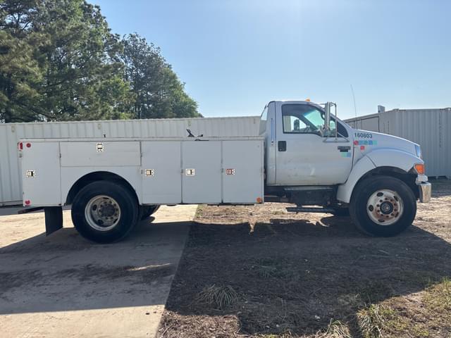 Image of Ford F-750 equipment image 3