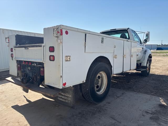 Image of Ford F-750 equipment image 4