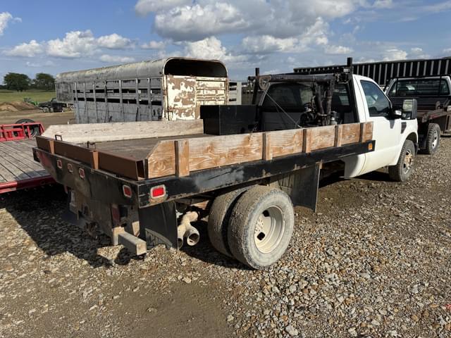 Image of Ford F-350 equipment image 2