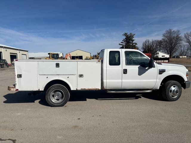 Image of Ford F-350 equipment image 3