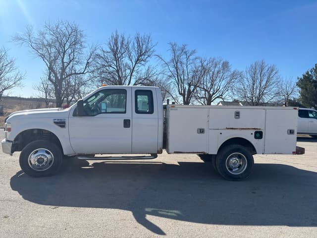 Image of Ford F-350 equipment image 1
