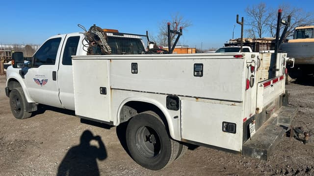 Image of Ford F-350 equipment image 2
