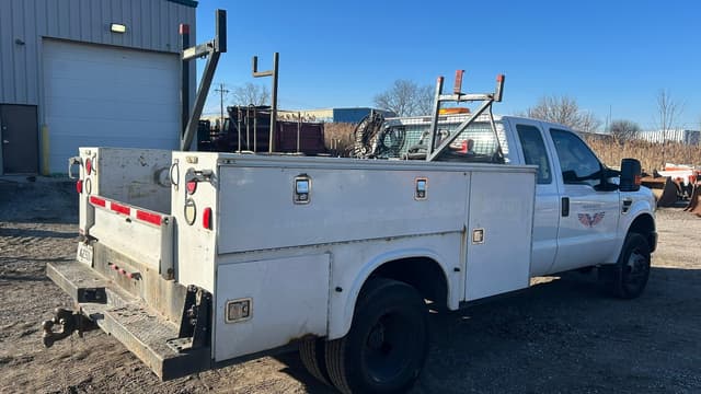 Image of Ford F-350 equipment image 4
