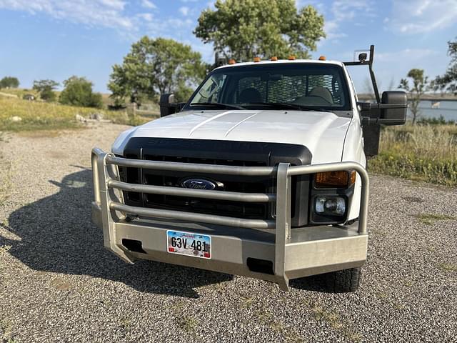 Image of Ford F-350 equipment image 1