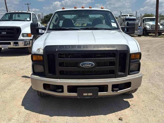 Image of Ford F-350 equipment image 1
