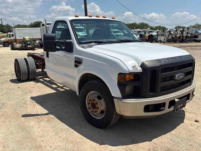 Image of Ford F-350 equipment image 2