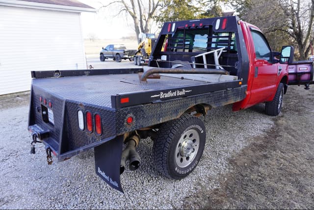 Image of Ford F-350 equipment image 2