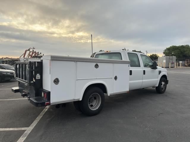 Image of Ford F-350 equipment image 2