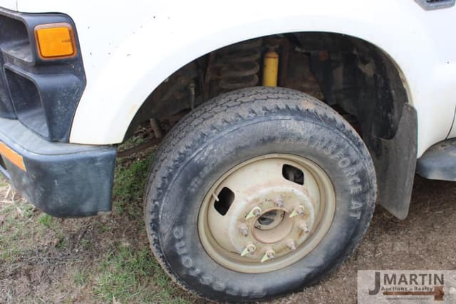 Image of Ford F-350 equipment image 4