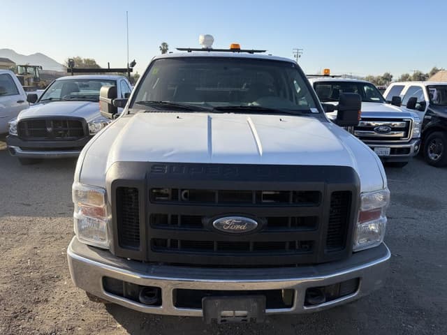 Image of Ford F-350 equipment image 4