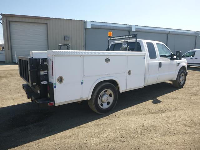 Image of Ford F-350 equipment image 2