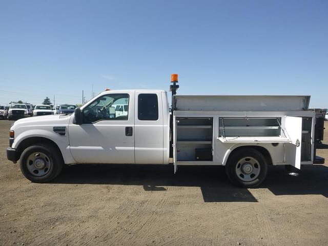 Image of Ford F-350 equipment image 4