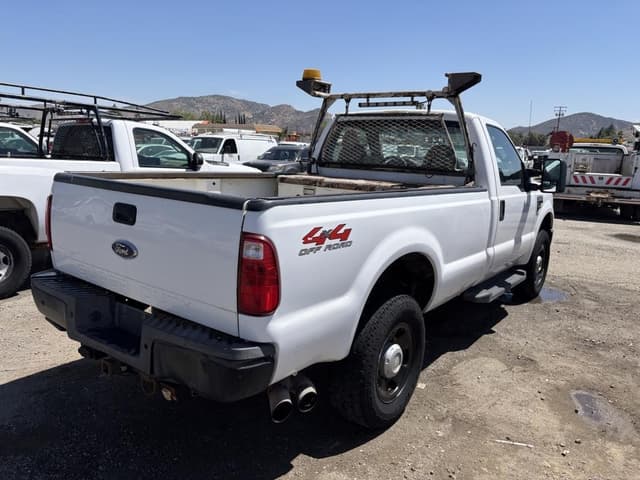 Image of Ford F-350 equipment image 2
