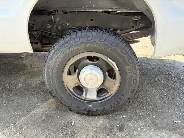 Image of Ford F-350 equipment image 4