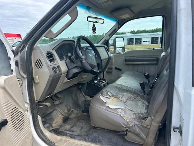 Image of Ford F-350 equipment image 2