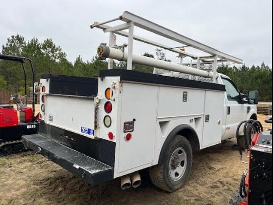 Image of Ford F-350 equipment image 2