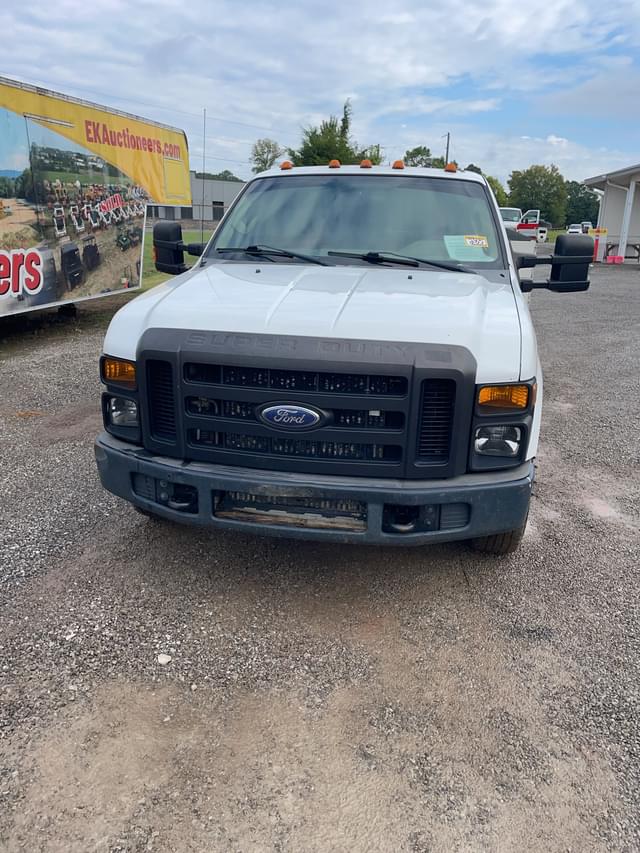 Image of Ford F-350 equipment image 4