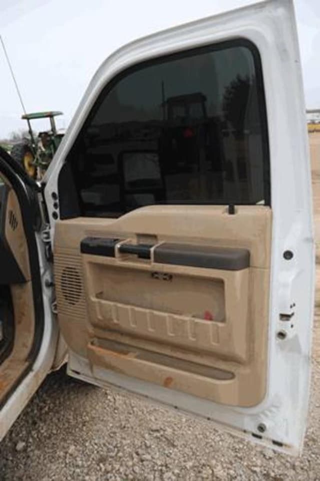 Image of Ford F-350 equipment image 3