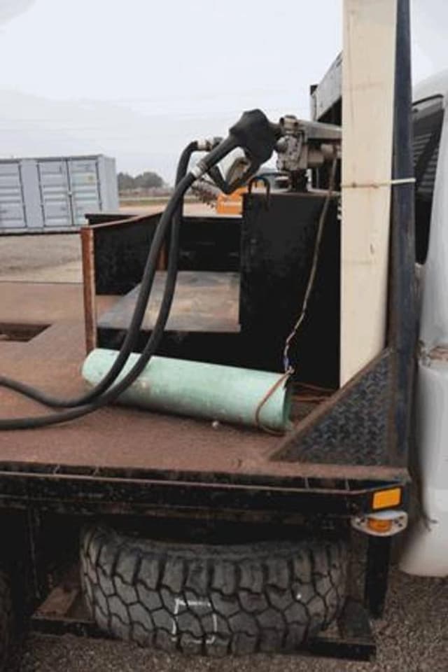 Image of Ford F-350 equipment image 2