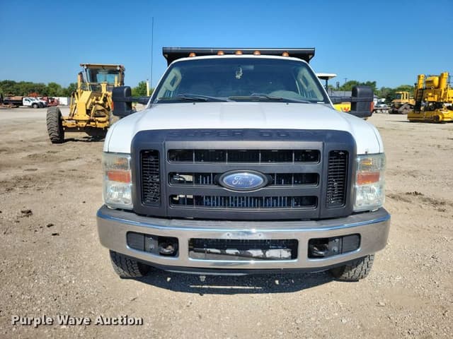Image of Ford F-350 equipment image 1