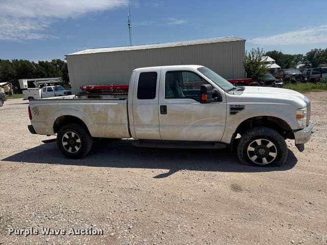 Image of Ford F-350 equipment image 3