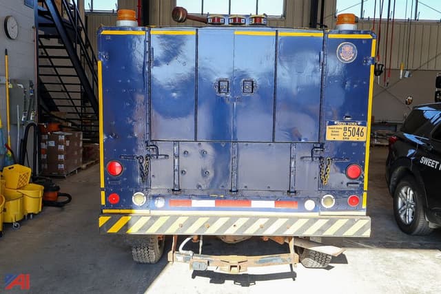 Image of Ford F-350 equipment image 3