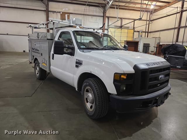 Image of Ford F-350 equipment image 2