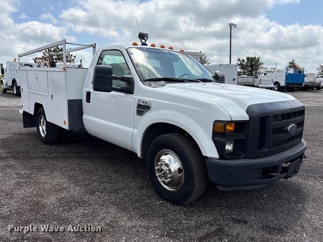 Image of Ford F-350 equipment image 2