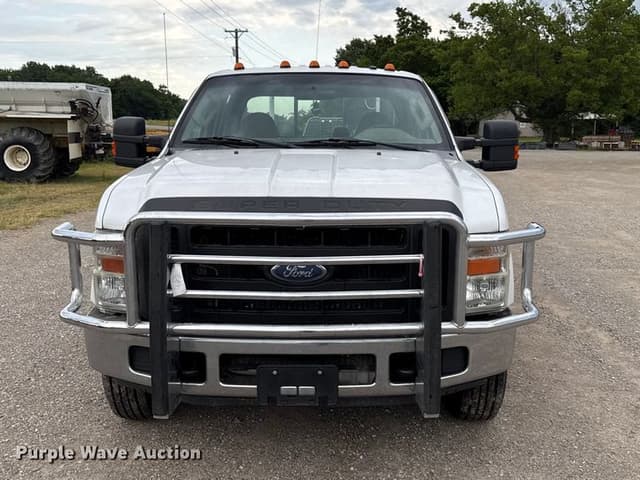 Image of Ford F-350 equipment image 1
