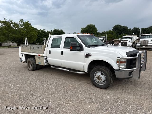 Image of Ford F-350 equipment image 2