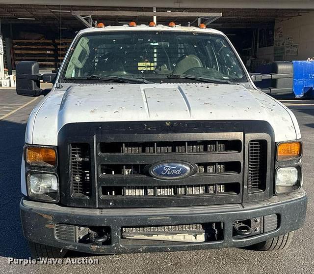 Image of Ford F-350 equipment image 1