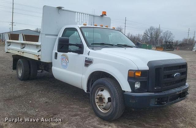 Image of Ford F-350 equipment image 2