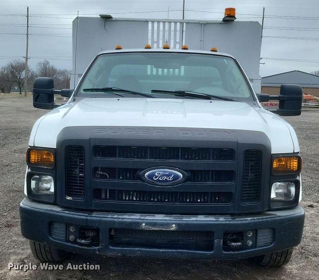 Image of Ford F-350 equipment image 1