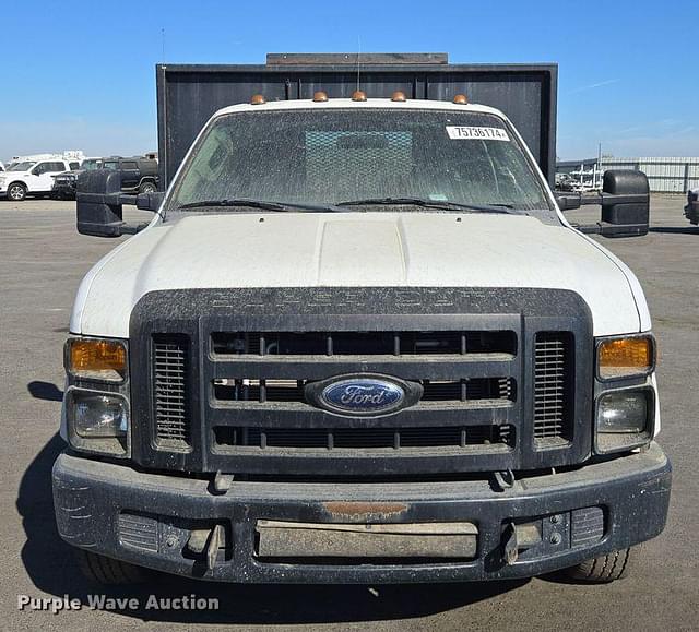 Image of Ford F-350 equipment image 1