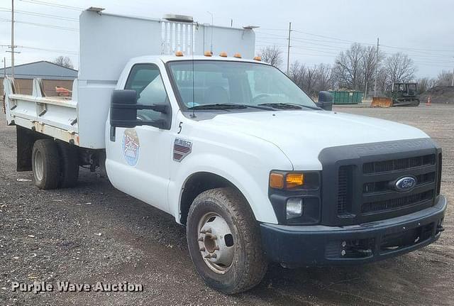 Image of Ford F-350 equipment image 2