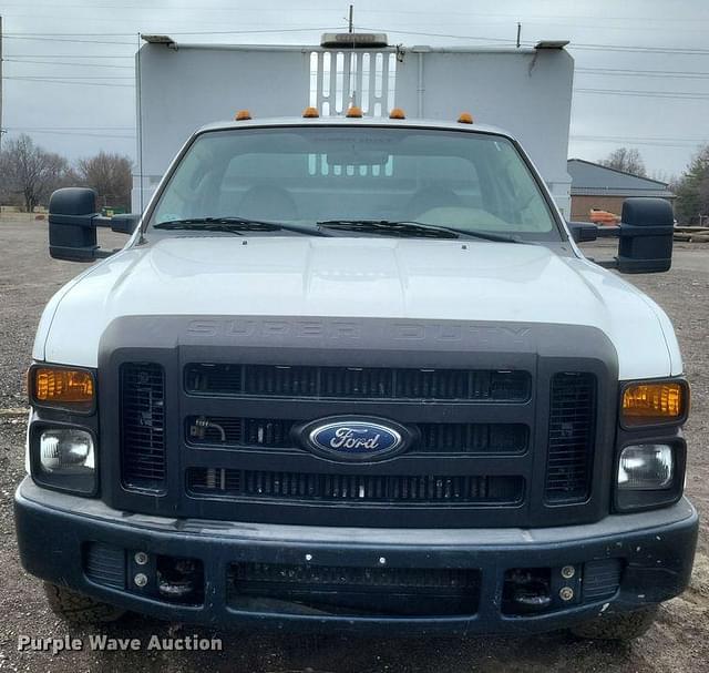 Image of Ford F-350 equipment image 1