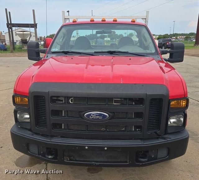 Image of Ford F-350 equipment image 1