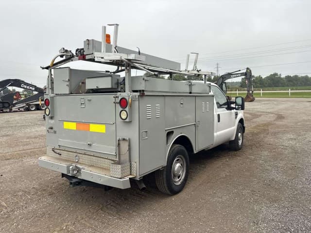 Image of Ford F-350 equipment image 4