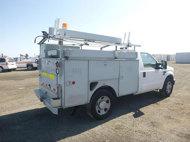 Image of Ford F-350 equipment image 2