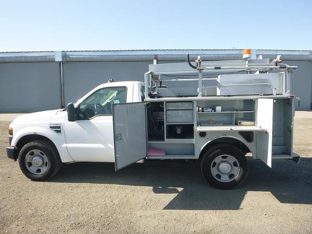 Image of Ford F-350 equipment image 4