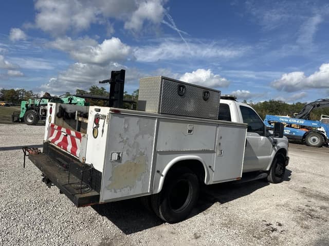 Image of Ford F-350 equipment image 2