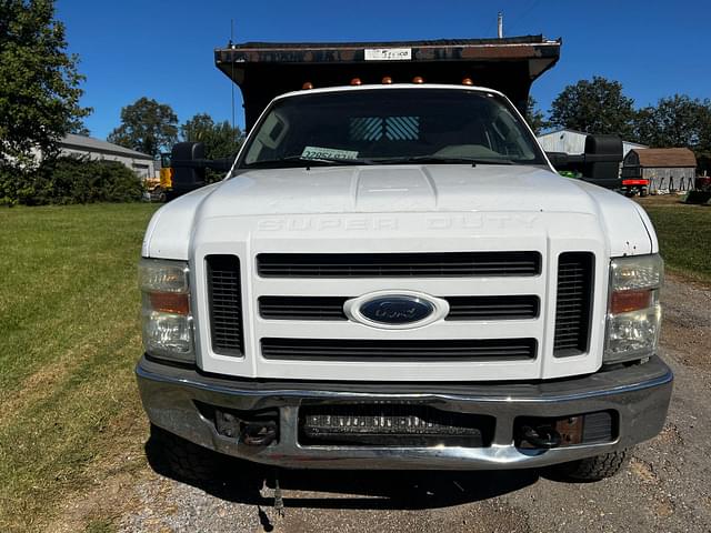 Image of Ford F-350 equipment image 2