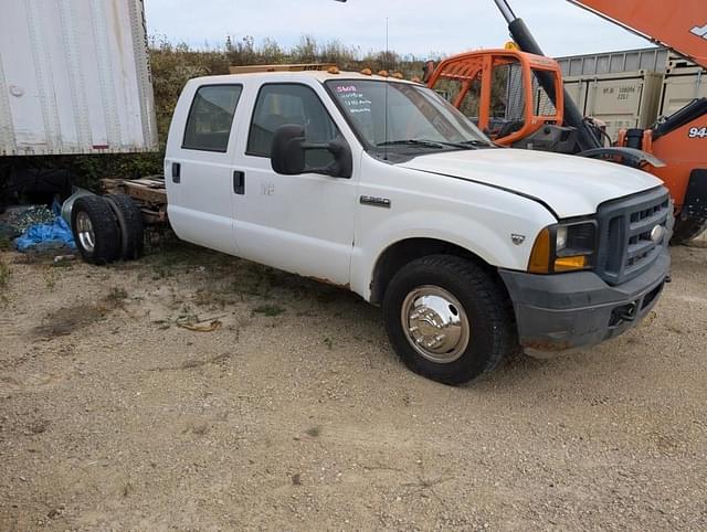 Image of Ford F-350 equipment image 2